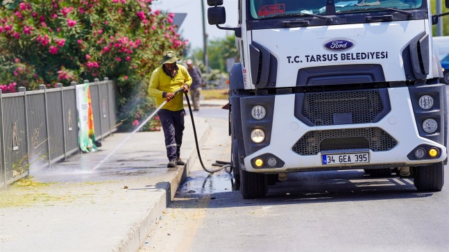 TARSUS BELEDİYESİ’NDEN HAL YOLU VE ANA CADDELERDE TİTİZ TEMİZLİK