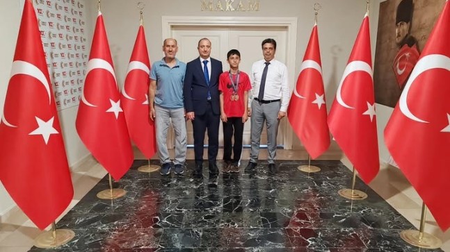 Atletizm Şampiyonası Birincisi Furkan Emre Kara Kaymakam Akyüz’ü Ziyaret Etti