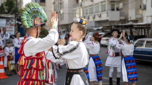 Romanya Halk Dansları Topluluğu’ndan Seçer’e Sürpriz