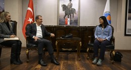 İspanyol Gezgin Sara Qiu, Vahap Seçer’i Ziyaret Etti