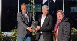 TARSUSLU 60 ÇİFTÇİYE 6000 ADET KEÇİBOYNUZU FİDANI DAĞITILDI