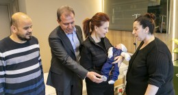 Başkan Seçer Ve Meral Seçer, Mersin’de Bebek Sevinci Yaşayan Depremzede Aileyi Ziyaret Etti