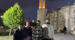 AK PARTİ GENÇLİK KOLLARI ,BERAT KANDİLİN’DE ULU CAMİ’DE LOKMA DAĞITTI