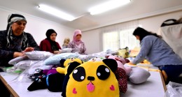 Mersinden Kadın Kooperatifi Depremzede Çocuklar İçin ‘Uyku Arkadaşı’ Üretiyor