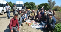 CHP TARSUS İLÇE BAŞKANI AV. OZAN VARAL, YEVMİYECİ TARIM İŞÇİLERİNİ ZİYARET ETTİ