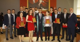 AVUKATLIK MESLEĞİNİN DUAYENLERİNE PLAKET TAKDİM EDİLDİ