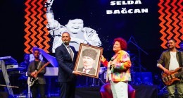 SELDA BAĞCAN COŞKUSU ALANLARA SIĞMADI