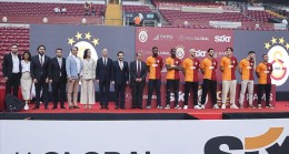 Galatasaray, Yeni Transferleri İçin Taraftarı Önünde İmza Töreni Düzenledi