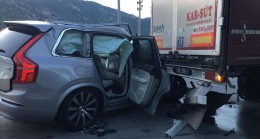 Burdur’da Trafik Kazası Geçiren Şarkıcı Tan Taşçı ve Yanındaki İki Kişi Yaralandı