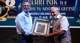 FAHRİ IŞIK’LA GEÇMİŞE YOLCULUK…TARSUS’TA NOSTALJİ DOLU BİR AŞKAM YAŞANDI