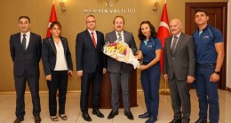 VALİ ALİ HAMZA PEHLİVAN PTT’NİN 183. KURULUŞ YILDÖNÜMÜ VESİLESİYLE PTT MERSİN BAŞMÜDÜRÜ RECEP ÖZTÜRK VE BERABERİNDEKİ HEYETİ KABUL ETTİ