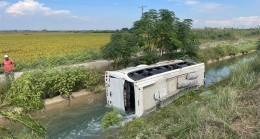 Tarsus’ta Tarım İşçilerinin İçinde Bulunduğu Midibüs Kaza Yaptı