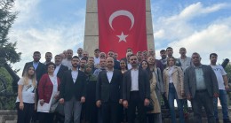 AK Parti Tarsus İlçe Teşkilatı, Atatürk Anıtına Çelenk Sunarak Şehitleri Anma Programı Düzenledi