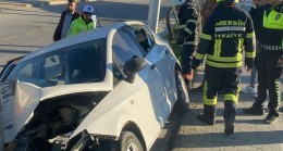 TARSUS’TA KONTROLDEN ÇIKAN ARAÇ AĞACA ÇARPTI: 1 YARALI