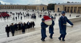 Birlik ve Dayanışma Sendikası 10. Yıldönümünde Anıtkabir’e çıktı  “İYİ BİR SAĞLIK SİSTEMİ İÇİN AŞIRI İŞ YÜKÜ ÖNLENMELİ”