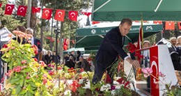 Başkan Seçer, Bayram Arifesinde Şehitliği Ziyaret Etti