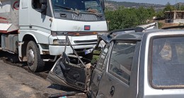 Şiddetli çarpışma neticesinde aracın ön bölümü param parça oldu “1 yaralı”