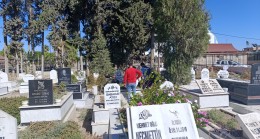Mezarlık Ziyaretine Giden Yaşlı Adam Kabir Yanında Hayatını Kaybetti