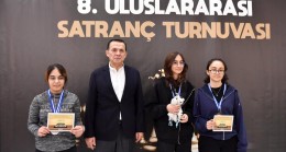 ‘8. Uluslararası Satranç Turnuvası’nda Sporculara Ödülleri Verildi