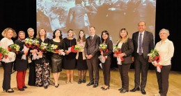 Tarsus’ta Öğretmenler Gününde Atatürk Anıtına Çelenk Sunma ve Kutlama Programı Düzenlendi