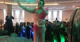 Murat Övünç Tarsus’ta Kadınlar Matinesinde Sahne Aldı