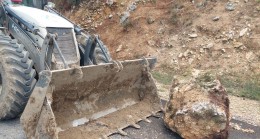 YOLA DÜŞEN KAYALAR BÜYÜKŞEHİR EKİPLERİNCE KALDIRILDI