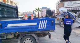 BÜYÜKŞEHİR ZABITA EKİPLERİ, TARSUS’TA KENT ESTETİĞİNİ BOZAN AFİŞ VE PANKARTLARI TOPLUYOR