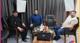 Tarsus’un tanınmış iş insanlarından Serkan Esendemir ve bölgenin genç ve başarılı avukatlarından Burak Karabulut, Akkoza Medya Rejisörü Erdal Alakaş’ı ziyaret etti.