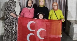 MHP Tarsus KAÇEP Başkanı Betül Ulusoy ve Kadın Kolları, Teravih Namazı Sonrası Hayır Dağıttı