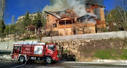 Çamlıyayla’da 3 Katlı Evde Yangın Çıktı