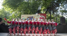 Dünyanın Çocukları Mersin’de El Ele Renkli Danslarını Sahneledi