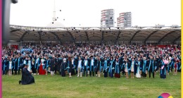 Tarsus Üniversitesi’nde Mezuniyet Coşkusu: 1100 Öğrenci Kep Attı