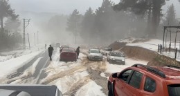 “Çamlıyayla’da Şiddetli Dolu Yağışı”  Yollar Kapandı, Tarım Alanları Zarar Gördü