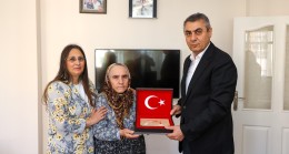 ATİLLA TOROS VE EŞİ, ŞEHİT UZMAN ÇAVUŞ TURĞUT ALP’İN ANNESİ FATMA DÖŞEYİCİ’YE ZİYARETTE BULUNDU