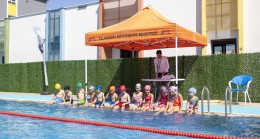 Mersin’de 7’den 70’e Herkes Eğlenerek Yüzme Öğreniyor