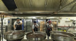 Büyükşehir’in Tenceresi Tarsus’ta Paylaşmak İçin Kaynıyor