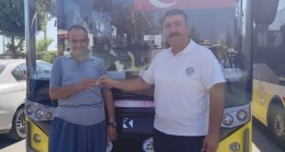 TARSUS’TA BÜYÜKŞEHİR TOPLU TAŞIMA ARACINDA BULUNAN ALTIN SAHİBİNE TESLİM EDİLDİ