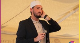 Tarsus’ta Öğle Namazını, Güzel Ezan Okuma Türkiye Birincisi Selman Kızmaz Okudu