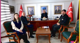 Akkoza Medya Grubu CEO’su Hasan Selenoğlu, Rejisör Erdal Alakaş ve Halkla İlişkiler Müdürü Zehra Kanak, 18 Aralık 2025 Perşembe günü Milliyetçi Hareket Partisi (MHP) Tarsus İlçe Başkanı Fatih Yıldırım’ı, Tarsus İlçe Başkanlığı binasındaki makamında ziyaret etti.