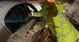 JANDARMA EKİPLERİNDEN YOLDA KALAN SÜRÜCÜLERE YARDIM ELİ