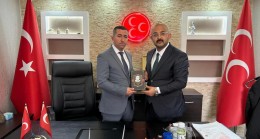 Ülkü Ocakları Çamlıyayla’dan Ömer Akın’a “Yusuf Akçura Eserleri” Hediye Edildi