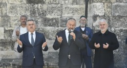 Tarsus’ta Umreci Adayları Dualarla Uğurlandı