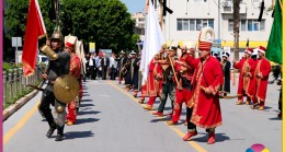 Tarsus’ta Mehteran Eşliğinde Tarihi Kortej Yürüyüşü Gerçekleştirildi