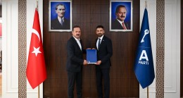 Anahtar Parti Tarsus İlçe Başkanı Mustafa Şengül Mazbatasını Genel Başkan Yavuz Ağıralioğlu’nun Elinden Aldı