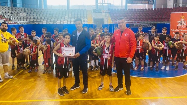 MERSİN İL SPOR ŞUBE MÜDÜRÜ VE TARSUS İLÇE GENÇLİK SPOR MÜDÜRÜNDEN İDEAL BASKETBOL AKADEMİYE ZİYARET.