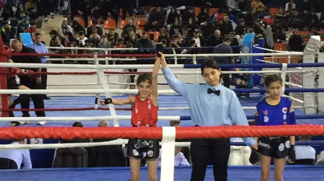 TARSUS’LU 11 YAŞINDAKİ ‘MERVE BOZAN’ RAKİPLERİNİ TEK TEK YENEREK MUAYTHAİ TÜRKİYE ŞAMPİYONU OLDU