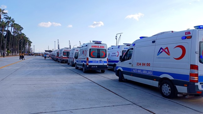 Mersin Limanı’na Gelen Yaralıları Büyükşehir’in Ambulansları Hastaneye Ulaştırıyor
