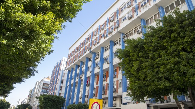 Mersin Büyükşehir, Kırmızı Lacivert İş Merkezi’ni Boşaltıyor