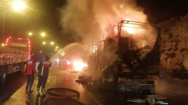 Deprem Bölgesinden Ev Eşyası Taşıyan Tırda Yangın Çıktı