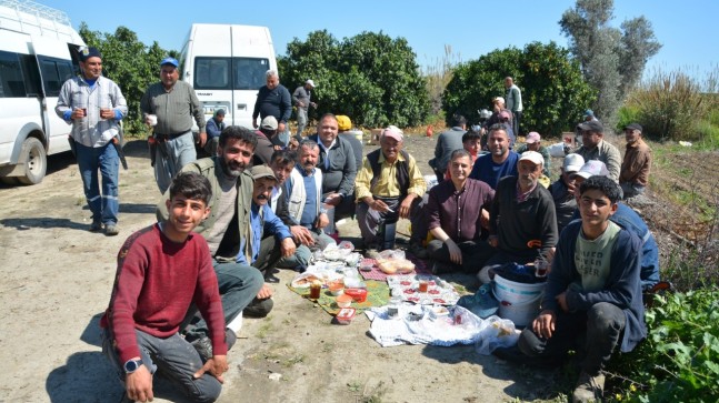 CHP TARSUS İLÇE BAŞKANI AV. OZAN VARAL, YEVMİYECİ TARIM İŞÇİLERİNİ ZİYARET ETTİ